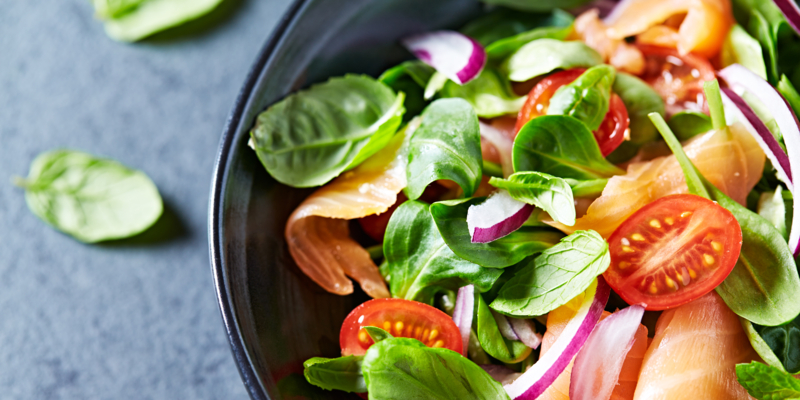 Leaf vegetable salad with smoked salmon